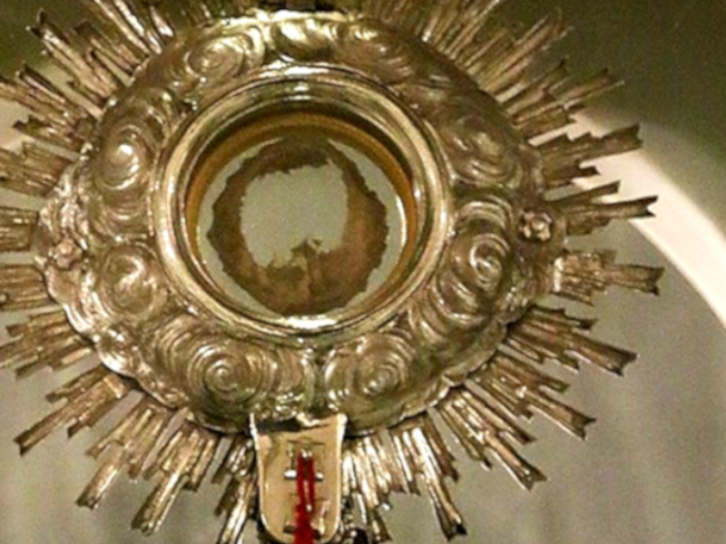 "Eis aqui a Carne e o Sangue do nosso Cristo muito amado!"